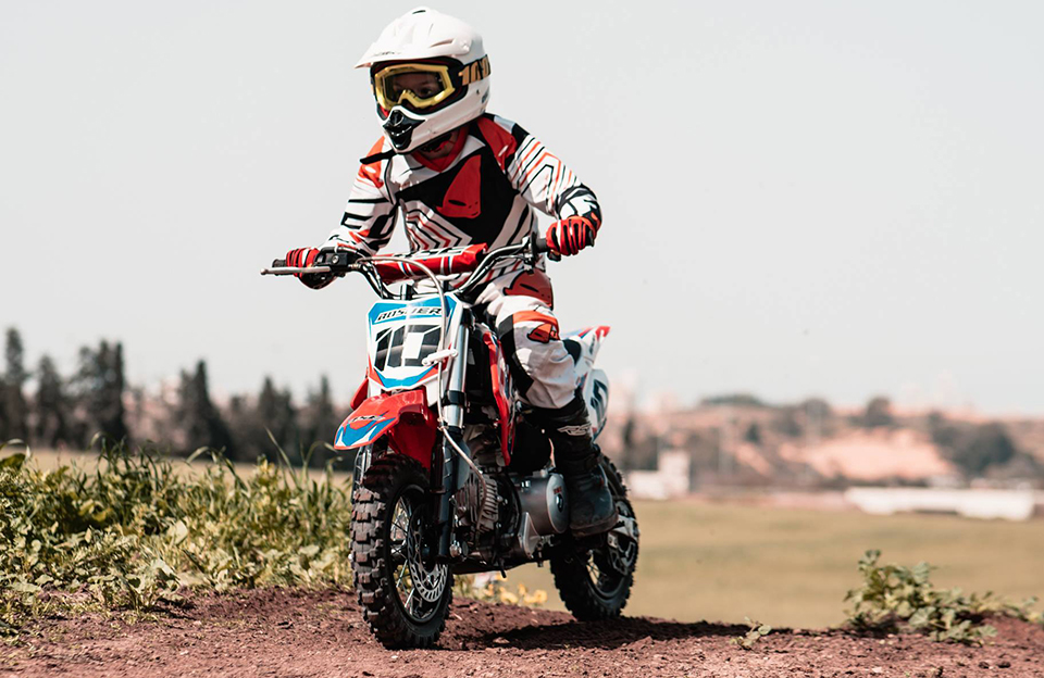 Joven en pit bike